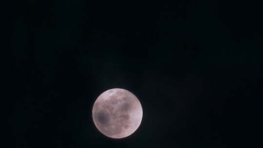 夜空中一轮满月圆月正缓缓升起