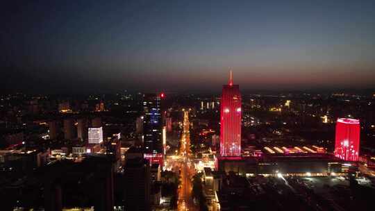 暮色下灯光璀璨的城市夜景