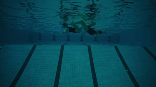 两个人在水底的花样游泳视频素材模板下载