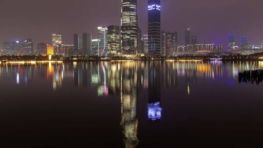 城市夜景与水中倒影