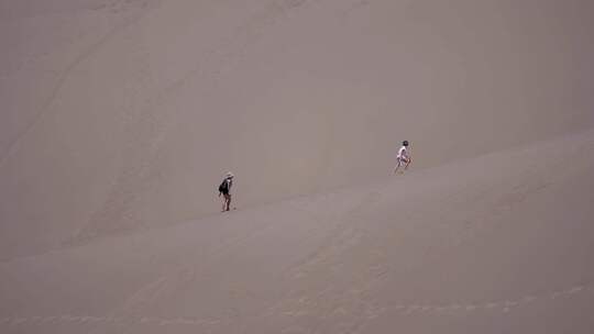 人们走在沙丘上