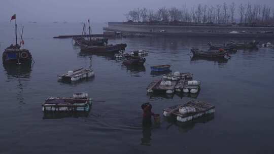多镜头合集傍晚海边渔船渔民捕鱼归来码头