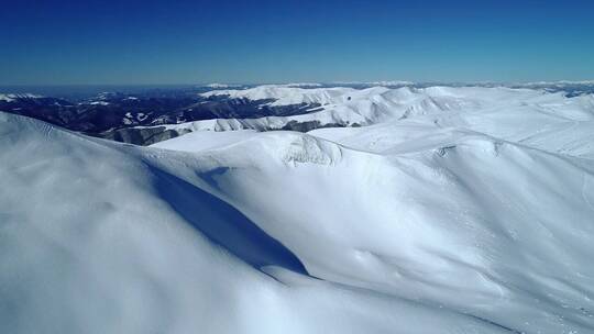 山上光滑的积雪质地