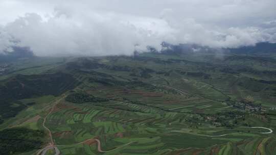 青海平安洪水泉梯田云雾山峰航拍视频