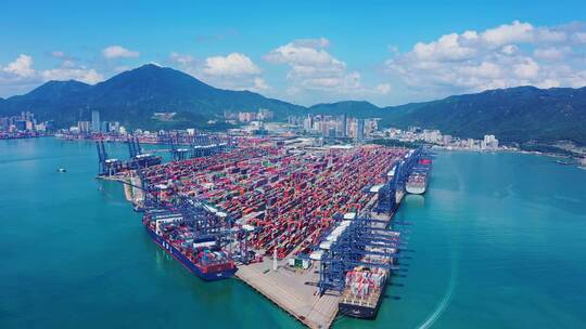 深圳盐田港集装箱码头大景海面角度往前飞