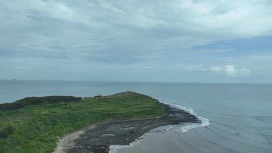 海上小岛航拍大海岛屿海岸线风景自然风光