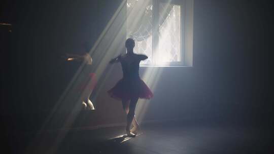 丁达尔光下的芭蕾舞者正在跳舞视频素材模板下载