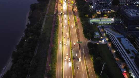 福州夜晚城市道路车水马龙的航拍景象