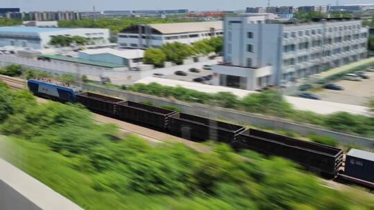 追焦拍摄上海南新铁路线的一列货运火车
