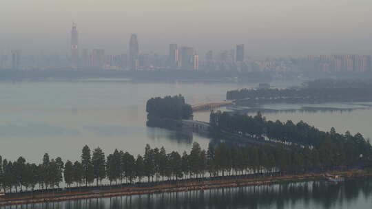 航拍武汉东湖绿道清晨湖面远处城市