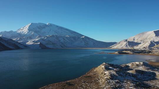 航拍新疆帕米尔高原壮丽湖泊和慕士塔格雪山
