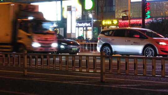 夜晚城市行人过马路汽车车辆车流人流夜景人