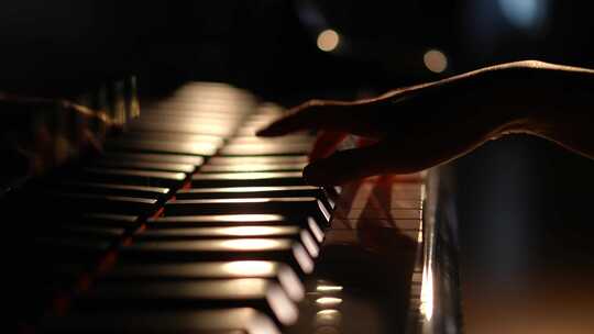 高级感镜头唯美升格弹钢琴情绪形象片