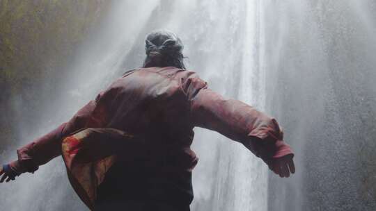 年轻，女人。手臂伸出来，敬畏，瀑布
