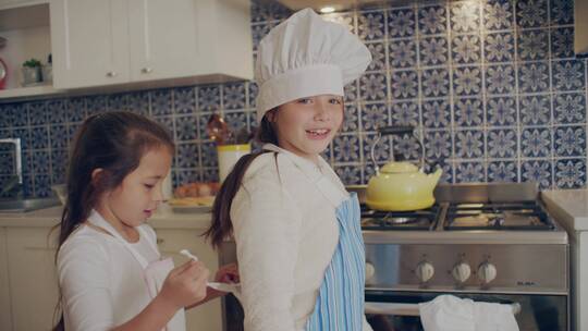 女孩在厨房系围裙