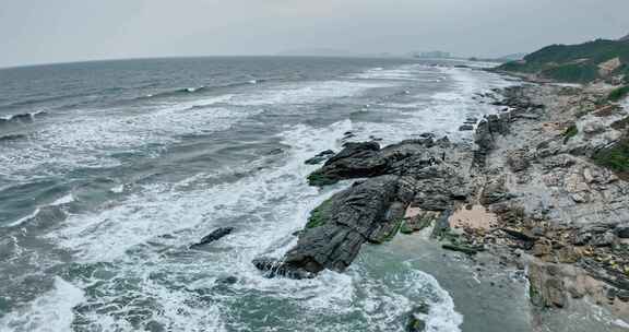 海岸礁石海浪航拍惠州黑排角惠东