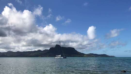 海上小船横跨高山