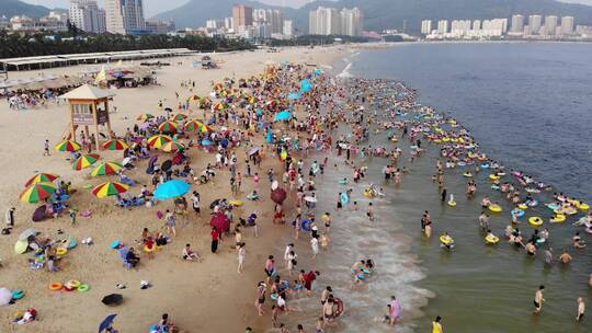 海陵岛海岸沙滩冲浪热闹场景视频素材模板下载