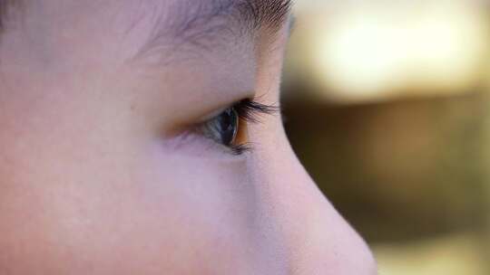 小孩的眼睛特写眼神视频素材模板下载