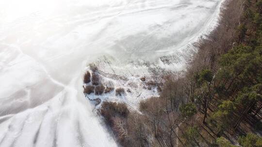 航拍4K高清森林中结冰的湖泊河流视频素材模板下载
