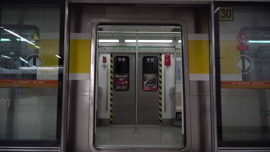 地铁人流乘做地铁交通出行视频素材模板下载