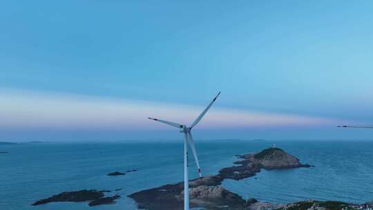 傍晚海岛风车航拍大海风力发电海洋风电风景