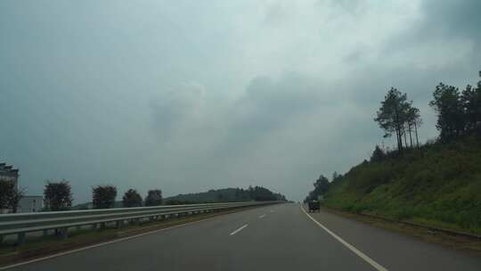 阴天高速公路开车行驶道路驾驶汽车第一视角