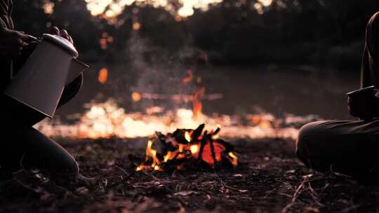 人们围着篝火倒着热饮视频素材模板下载