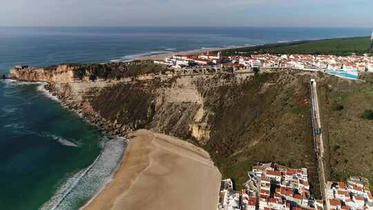 背景中的纳扎尔和海滩的城市景观，葡萄牙