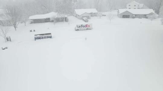 联邦快递卡车在雪中行驶