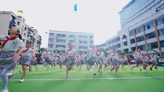 小学生快乐奔跑放飞纸飞机