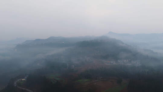 小镇山村清晨云雾