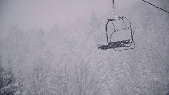 冬季滑雪场的缆车