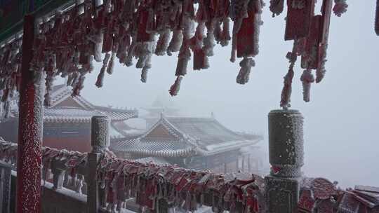 寒冷冬天冰雪凝固的祈福牌