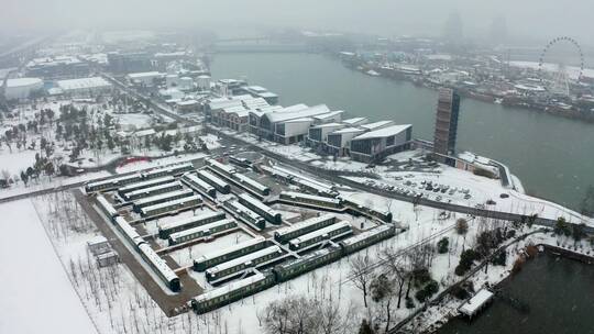 s0007-雪景-绿皮车酒店-环绕-全景