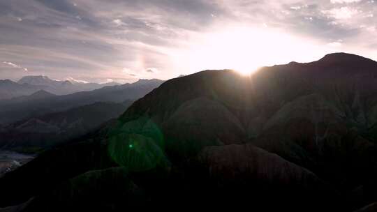 新疆大山一缕晨光夕阳微光逆光航拍4K