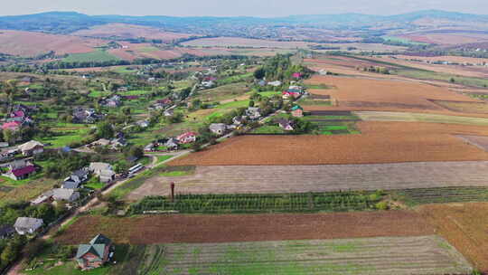 飞越乌克兰村庄的房屋鸟瞰图。