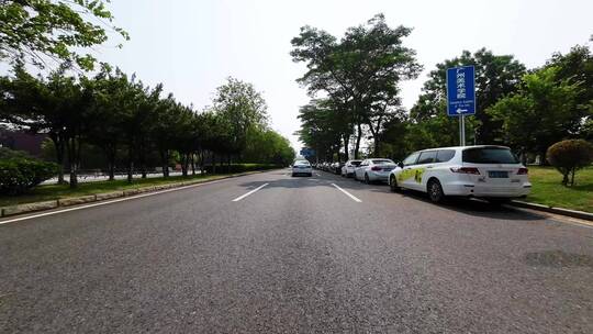 驾车开车乘车行驶在城市道路上第一视角