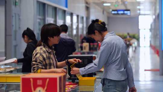 农产品展销活动 青海特产 美女顾客 集市