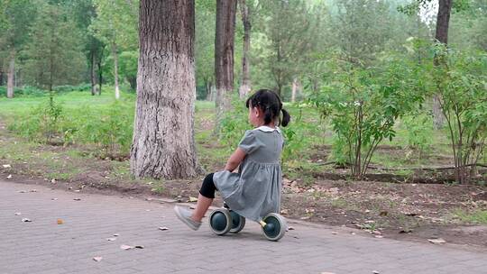玩平衡车的中国女童视频素材模板下载