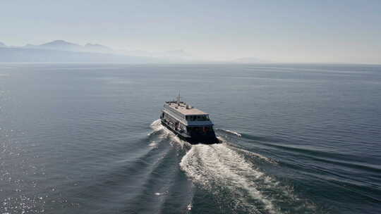 日内瓦湖上向地平线移动的旅游船天线