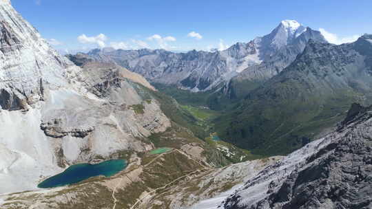 稻城亚丁景区 五色海 洛绒牛场