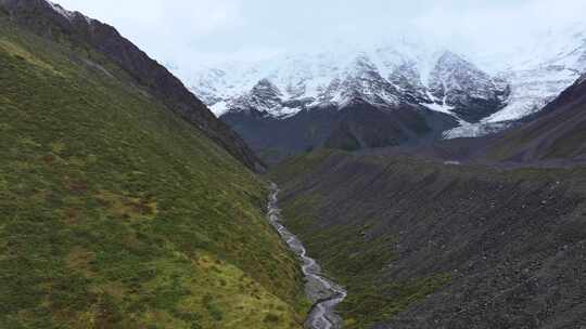 航拍四川川西高原雪山河谷牧场风光