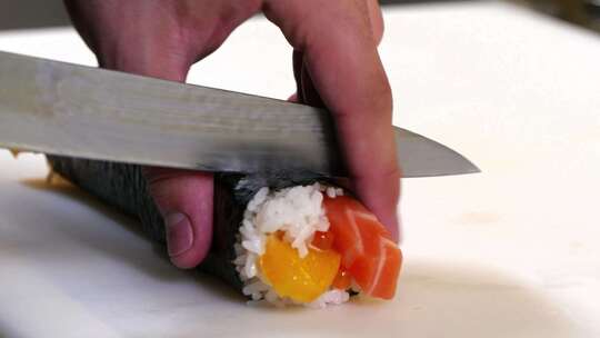 特写厨师用小刀切开寿司