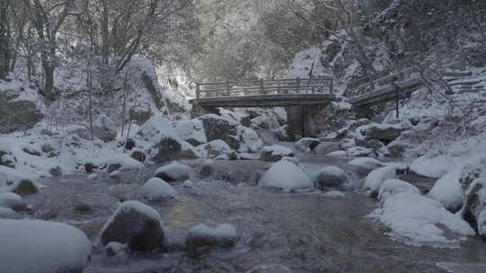 清晨冬季溪流雪景雾凇