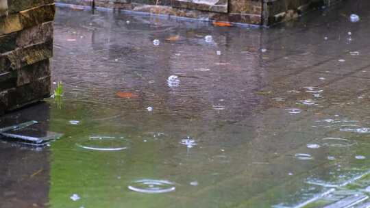 城市马路道路下雨天雨水雨滴街景街道街头风