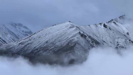 西藏云海雪山