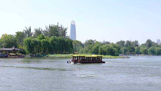 山东济南大明湖公园景区湖面景色与游船游客