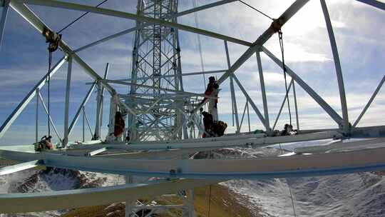 4K西藏5200米雪山铁塔组立施工横担吊装10