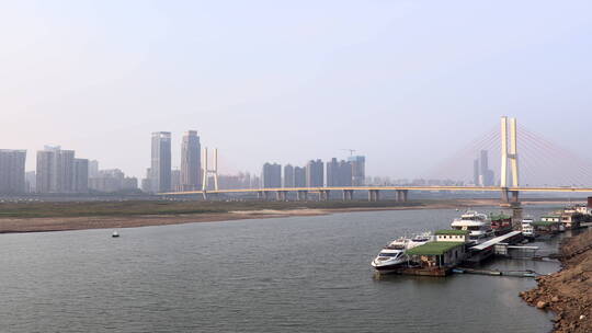 延时摄影航行在江西赣江上的货轮